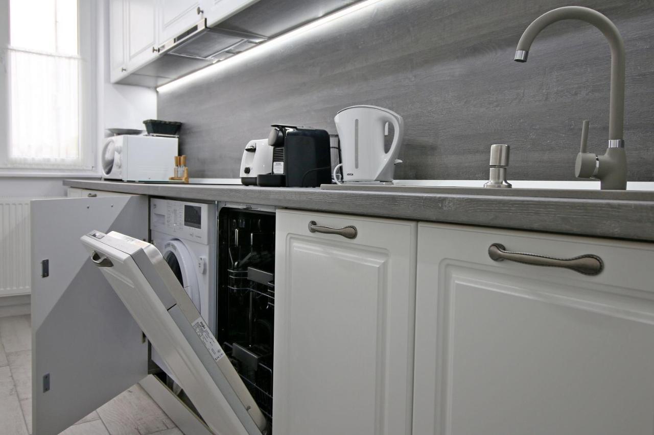 White Stone Apartment Sibiu Bagian luar foto